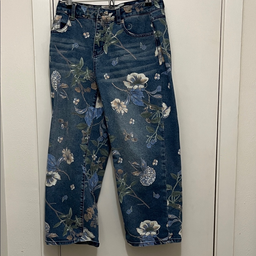 Flamingals Floral Denim ankle length Jeans
Never Worn but washed